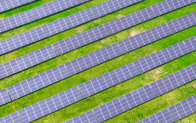 ¿Qué factores influyen en la cantidad de energía que produce un panel solar?